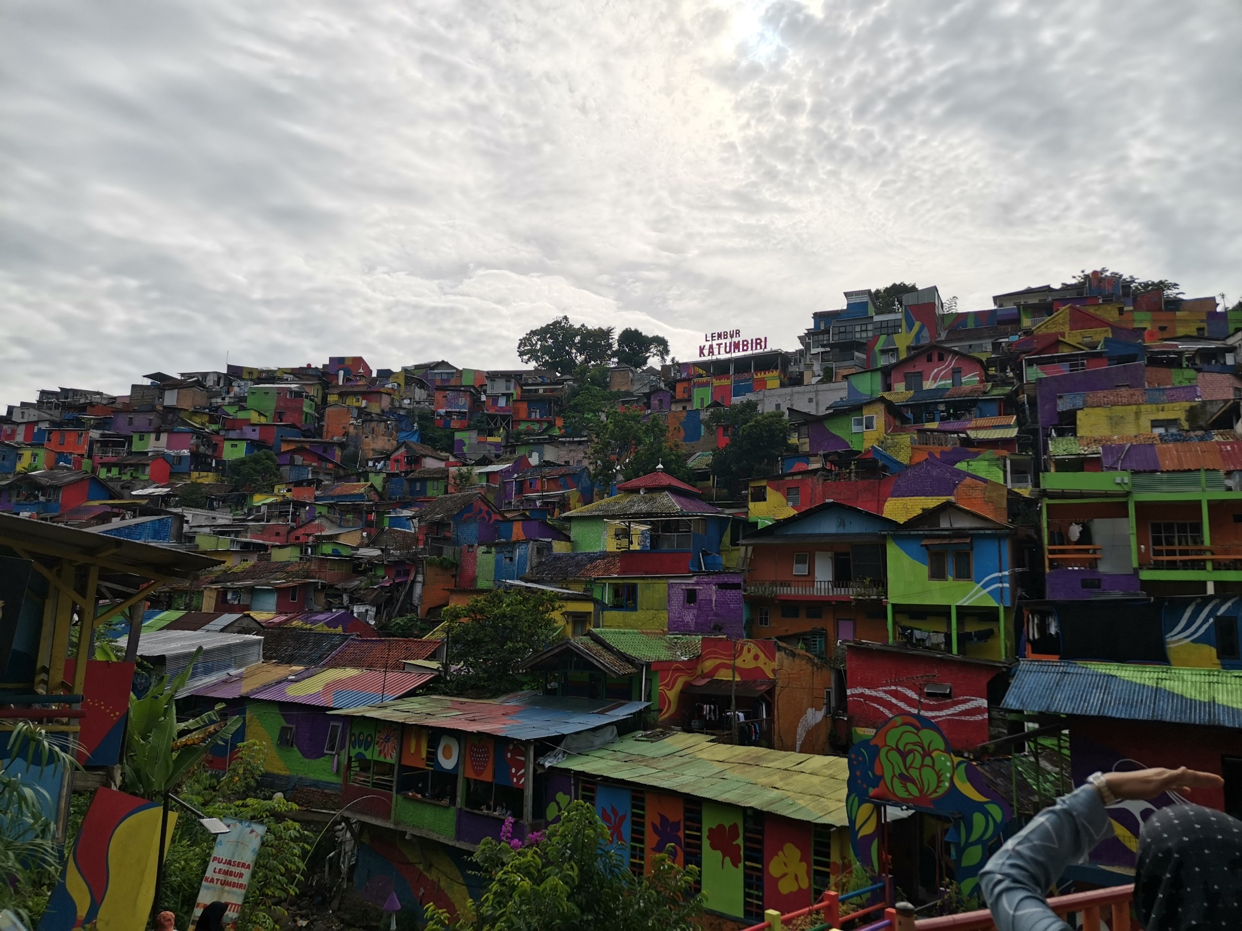 Rumah warna-warni Kampung Pelangi dari atas